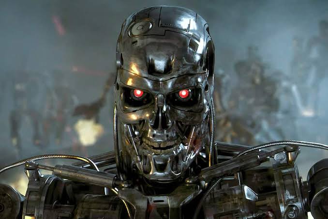 Endosquelette de Terminator T-800 avec ses yeux rouges caractéristiques et sa structure métallique