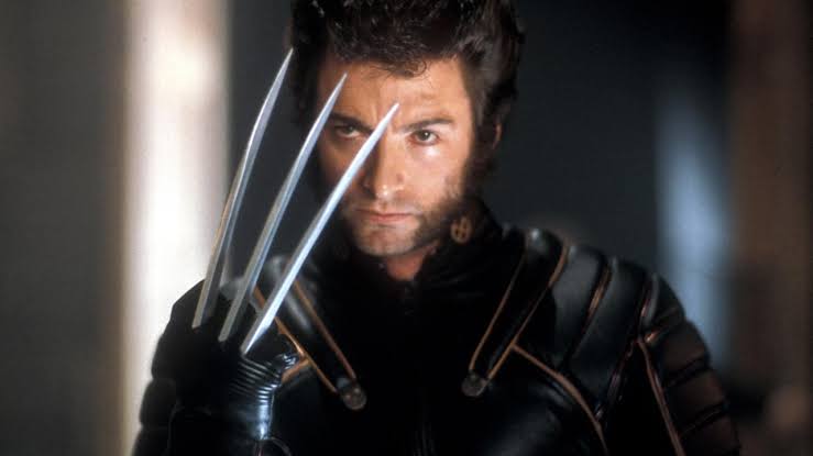 Wolverine avec ses griffes rétractables en adamantium et sa combinaison noire en cuir
